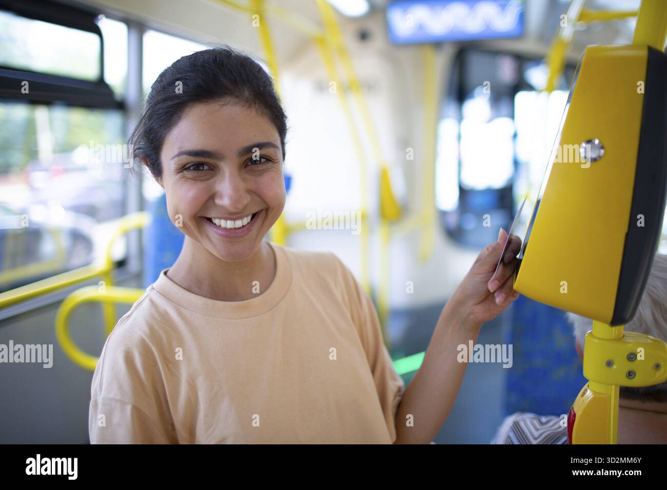 Femme indienne payant sans concession avec une carte pour les transports en commun bus ou tram Banque D'Images