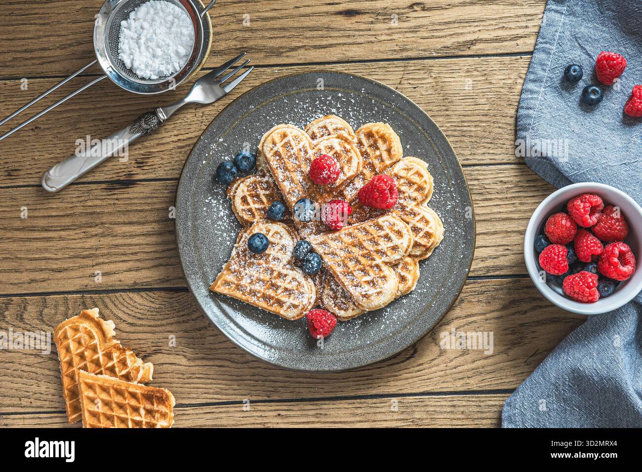 Gaufres maison avec sucre en poudre et baies sur une table en bois, vue de dessus Banque D'Images