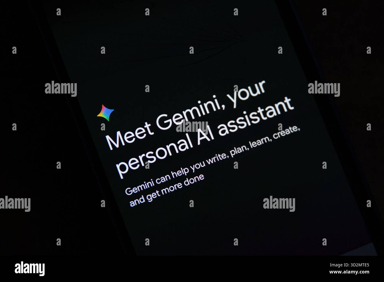 Écran mobile affichant l'introduction à Google Gemini, un assistant ai personnel. Banque D'Images