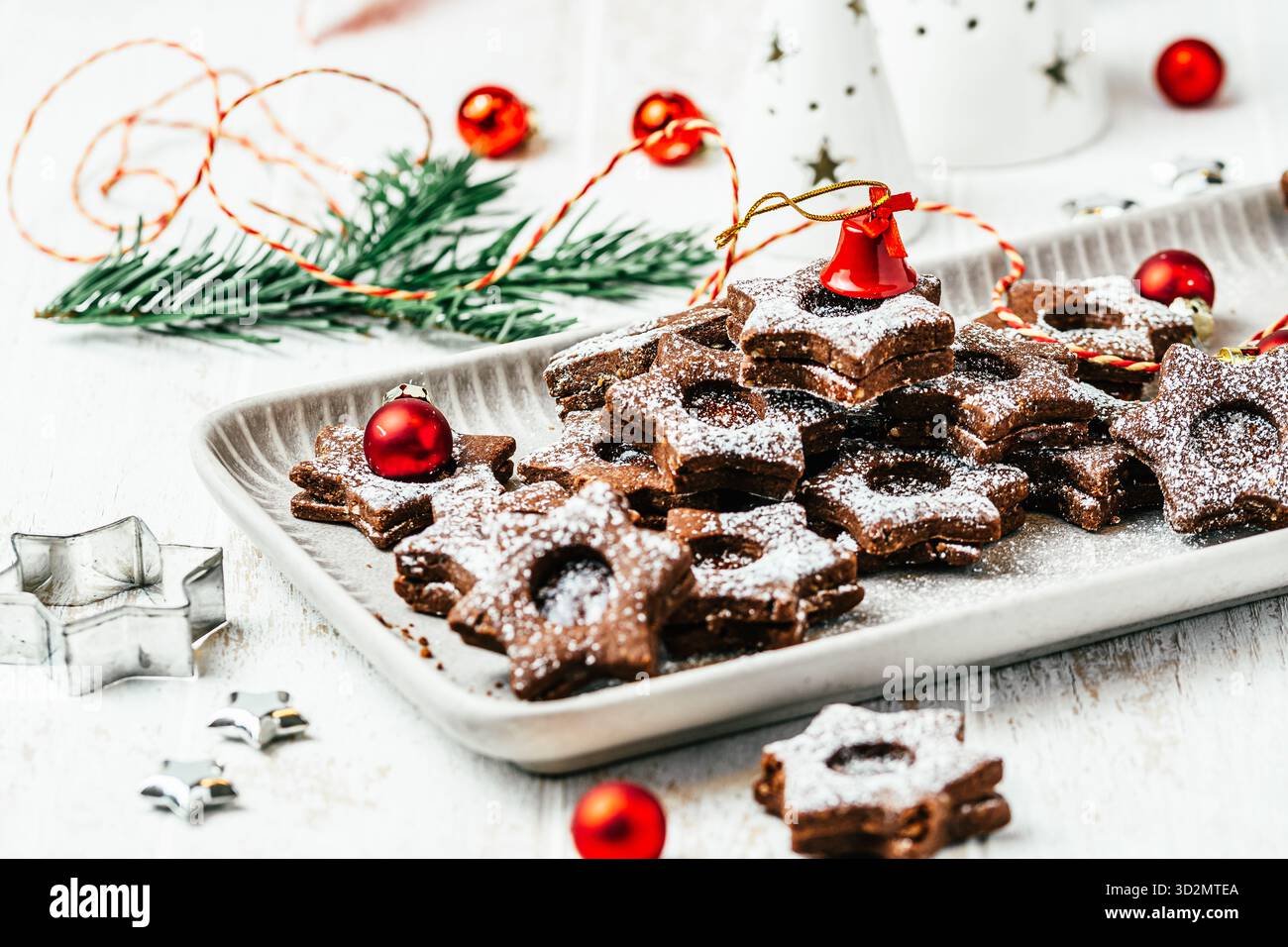 Biscuits de Noël Linz traditionnels remplis de confiture de coing sur un fond en bois blanc, décoration christmale Banque D'Images