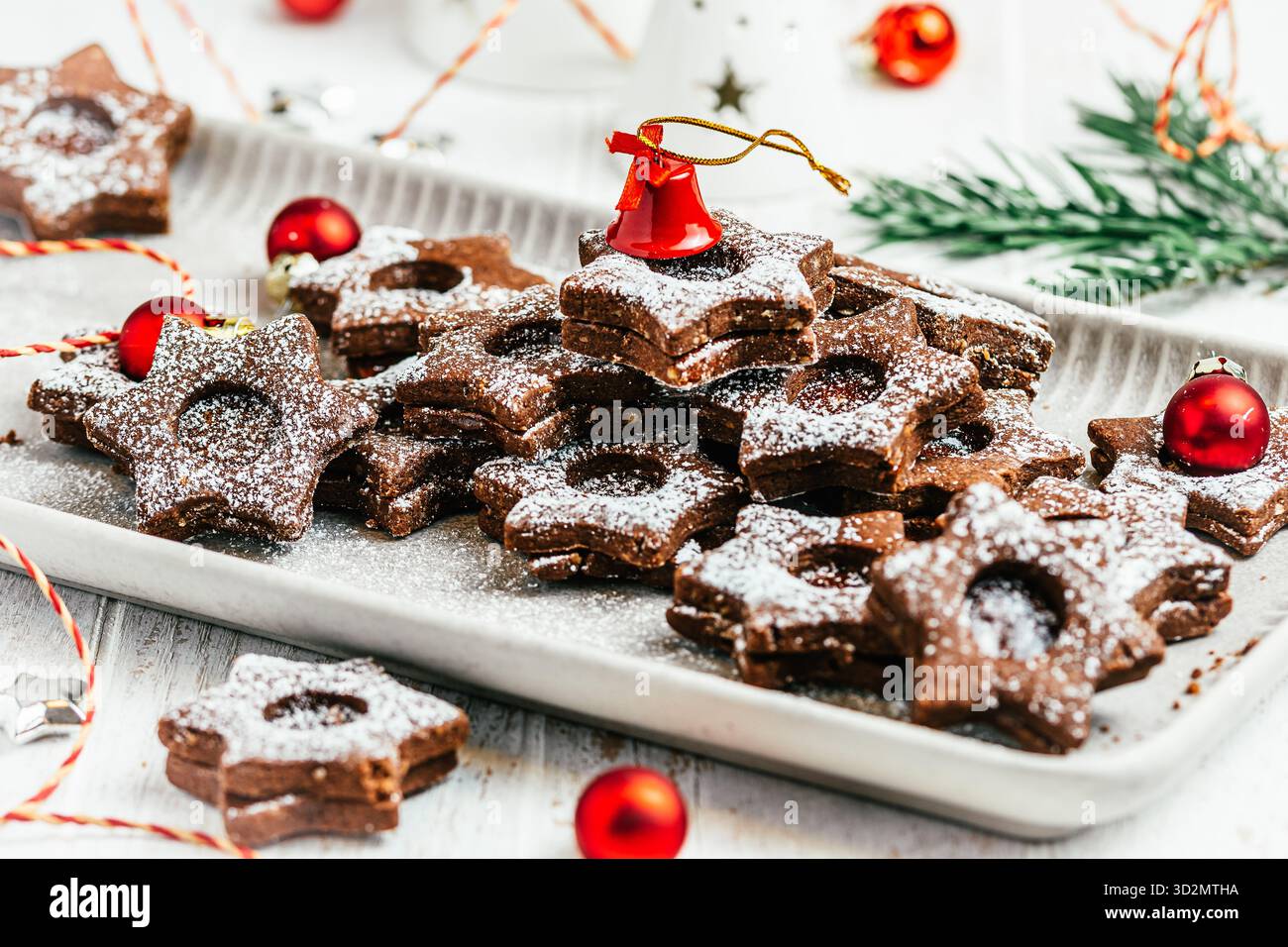 Biscuits de Noël Linz traditionnels remplis de confiture de coing sur un fond en bois blanc, décoration christmale Banque D'Images