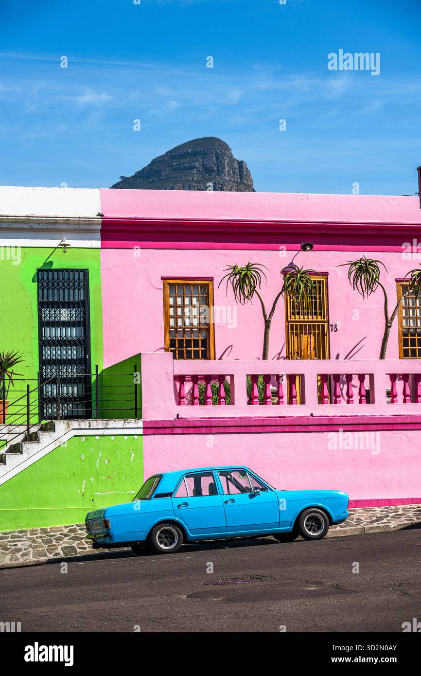 Un ancien parc devant les maisons colorées dans le quartier historique de Bo-Kaap au Cap, en Afrique du Sud. Vertical. Banque D'Images