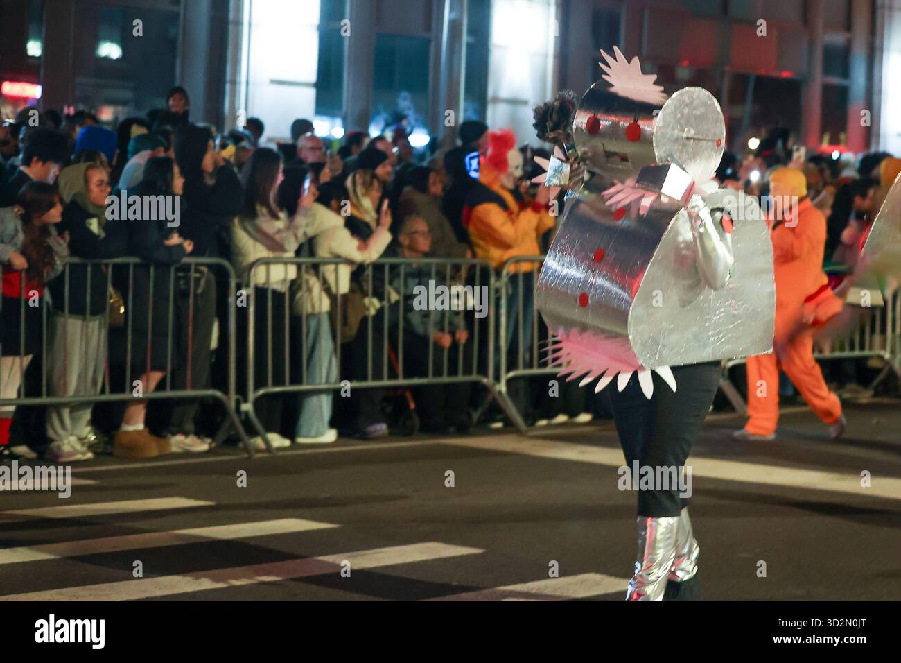 Manhattan, États-Unis. 31 octobre 2025. 31 octobre 2025, The Village, New York, États-Unis. Des fêtards dans des costumes élaborés remplissent la sixième Avenue lors de la parade d'Halloween du Village 2025 à New York, célébrant la tradition annuelle avec de la musique, des masques et des spectacles de rue. (Photo de Robyn Stevens Brody/Sipa USA) crédit : Sipa USA/Alamy Live News Banque D'Images