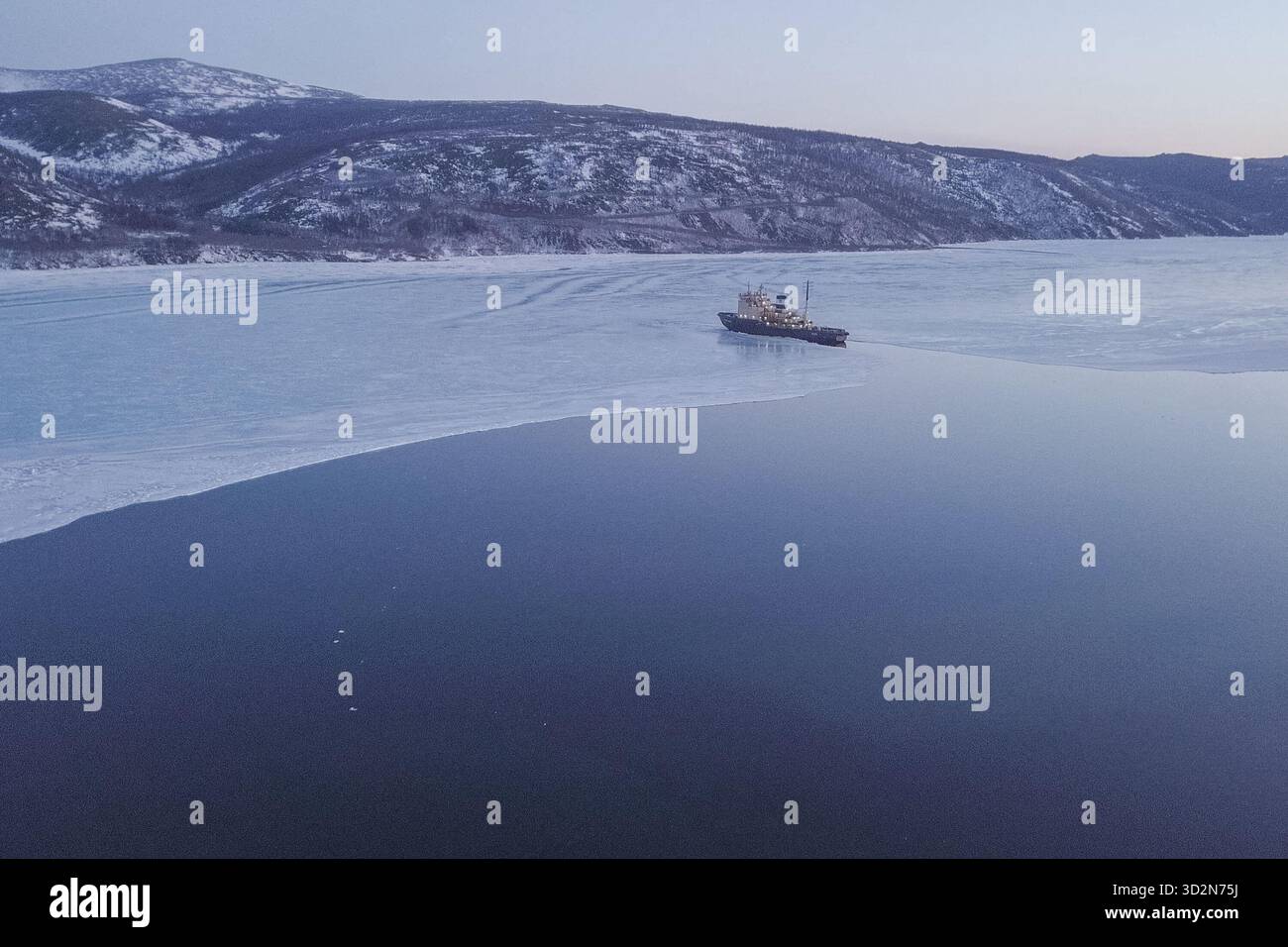 Un naldo enpaté de glace, navire de déglaçage. Banque D'Images