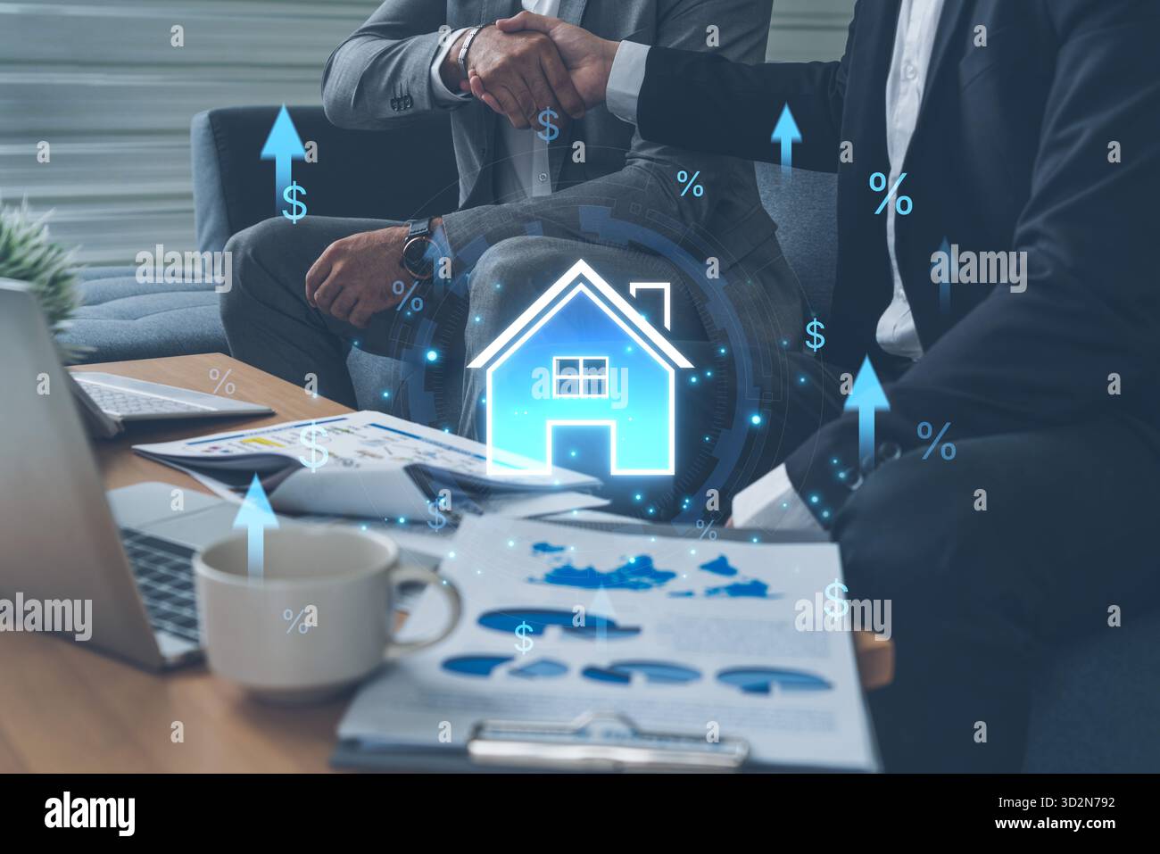 Concept d'investissement immobilier et d'un marché immobilier en hausse. L'augmentation de la valeur de la propriété est illustrée par la croissance des taux hypothécaires, des prix et de l'ensemble Banque D'Images