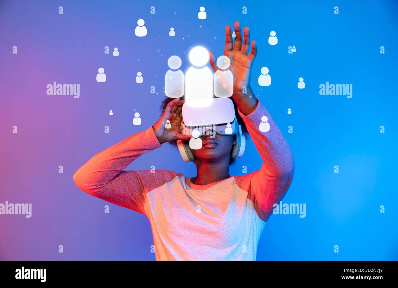 Une personne jouissant d'une expérience de réalité virtuelle, immergée dans un monde de connexions numériques et d'interaction sociale, face à un environnement vibrant et coloré Banque D'Images