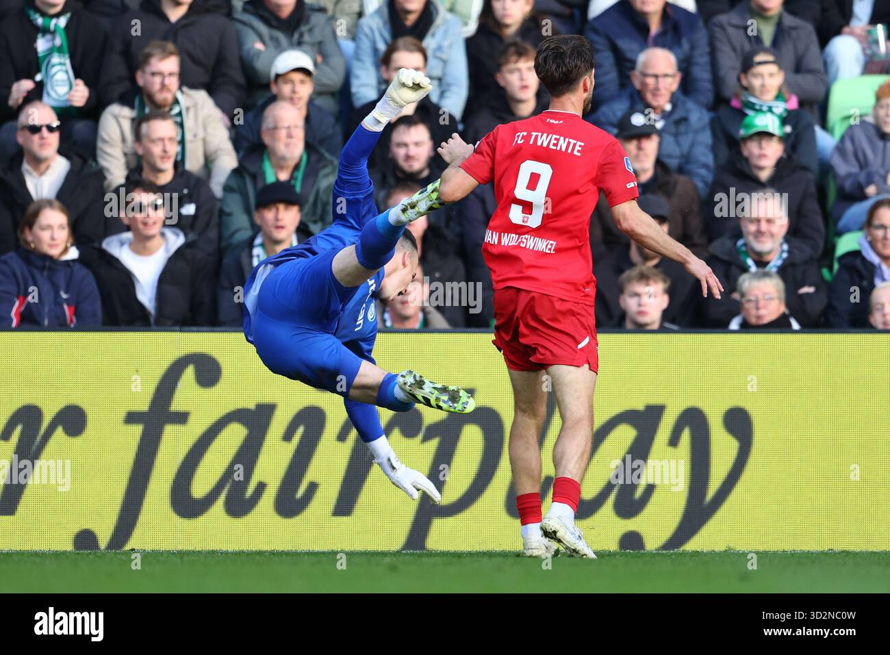 GRONINGEN, 02-11-2025, Stadium Euroborg, saison 2025/2026, Néerlandais Eredivisie football, match entre FC Groningen - FC Twente, photo montrant le gardien de but du FC Groningen Etienne Vaessen, le joueur du FC Twente Ricky van Wolfswinkel (photo de Pro Shots/Sipa USA) crédit : Sipa US/Alamy Live News Banque D'Images