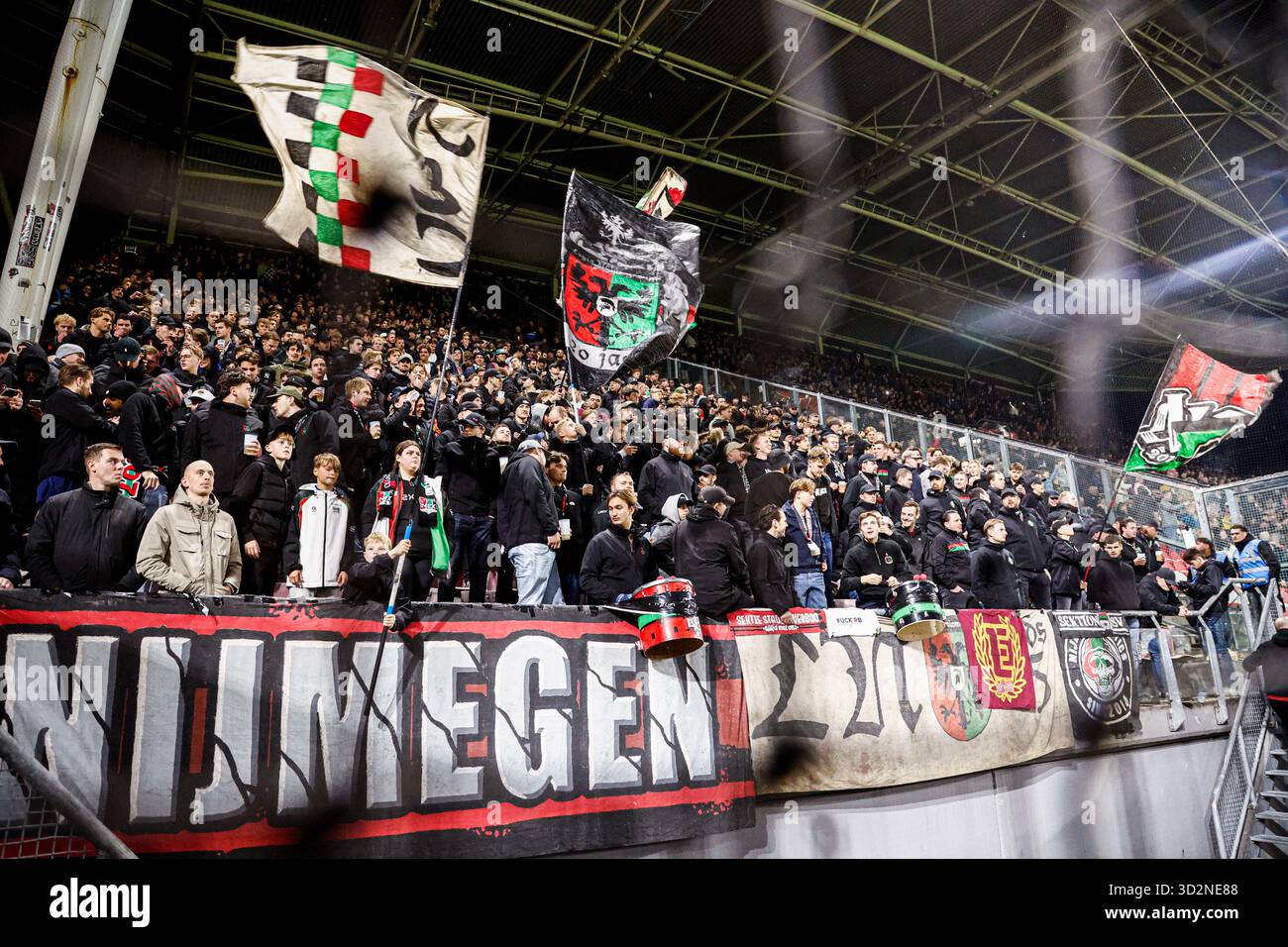 Utrecht, pays-Bas. 02 novembre 2025. UTRECHT, PAYS-BAS - 2 NOVEMBRE : fans de NEC lors du match Néerlandais Eredivisie entre le FC Utrecht et le NEC Nijmegen au Stadion Galgenwaard le 2 novembre 2025 à Utrecht, pays-Bas. (Photo de Broer van den Boom/Orange Pictures) crédit : Orange pics BV/Alamy Live News Banque D'Images
