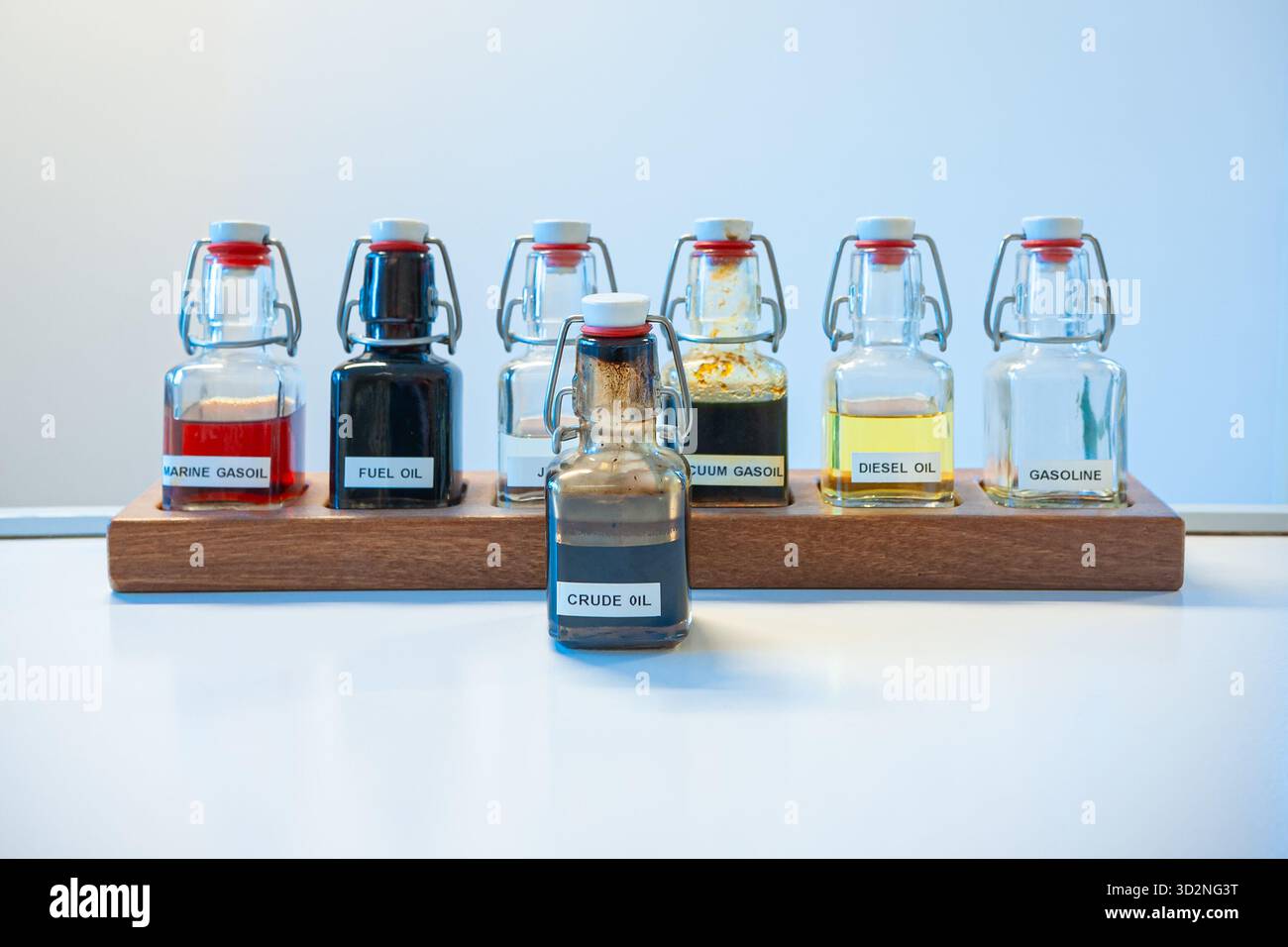 Bouteilles contenant différents types d'huiles et de carburants utilisés pour l'enseignement de la chimie Banque D'Images