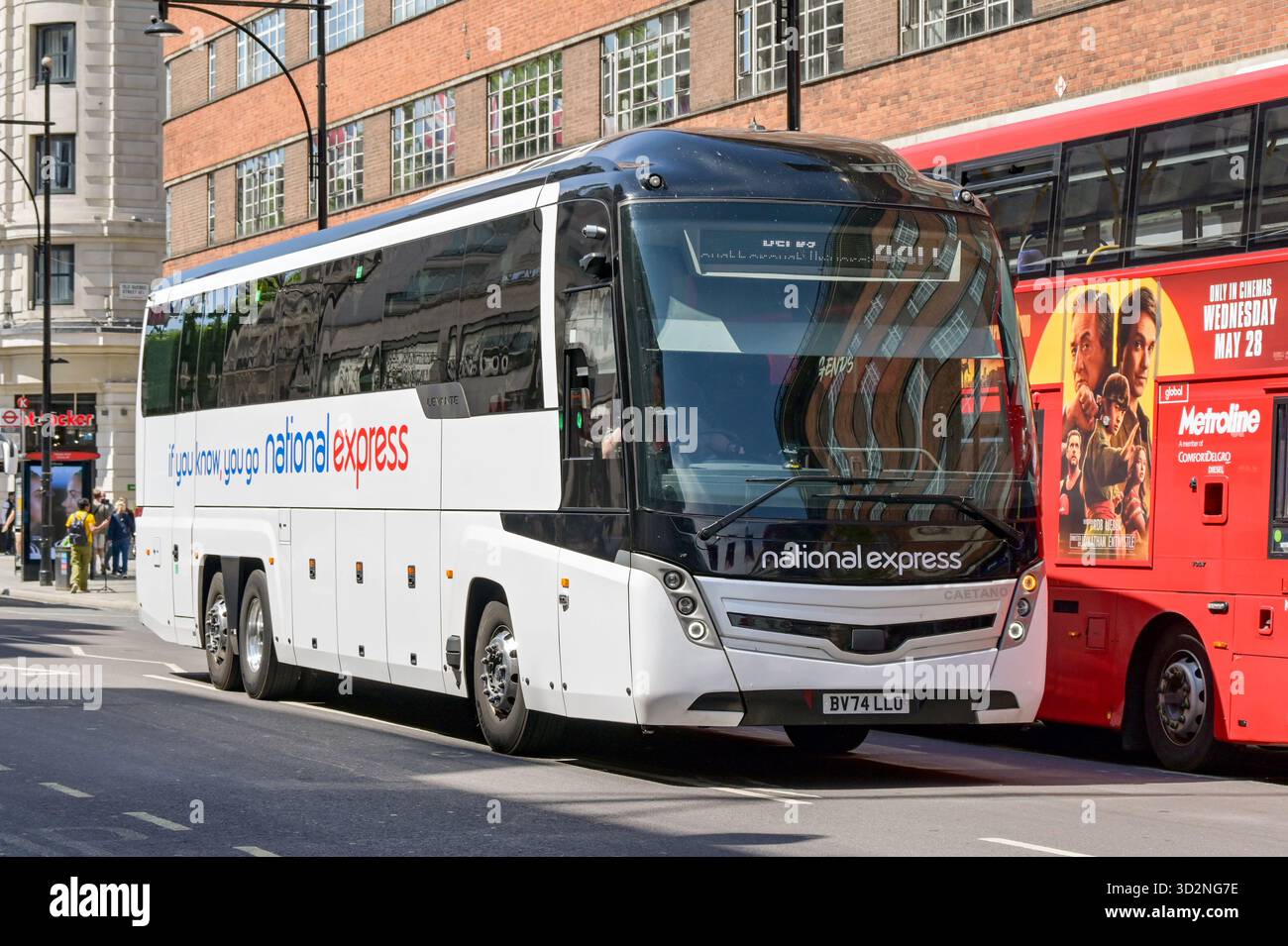 Londres, Angleterre, Royaume-Uni - 4 juillet 2025 : autocar express opéré par National Express conduisant sur Oxford Street dans le centre de Londres Banque D'Images