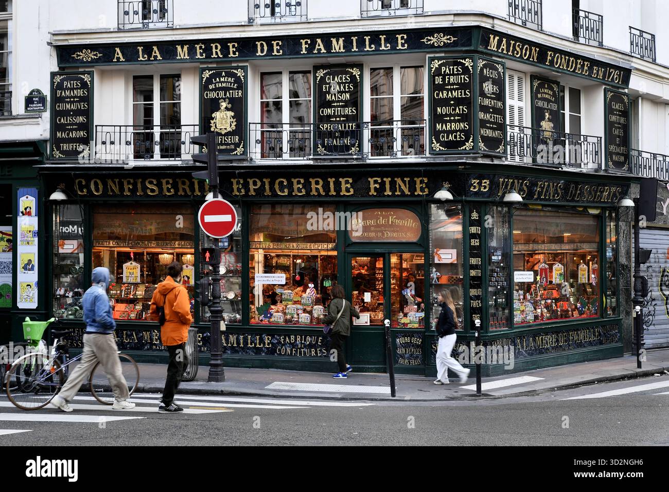 la vitrine historique de À la Mère de Famille située au 35 rue du Faubourg Montmartre à Paris - Paris - France Banque D'Images