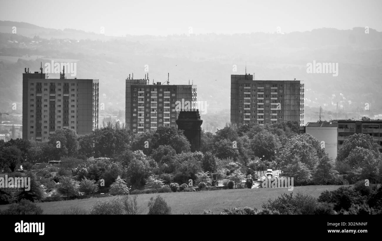 Vue téléphoto noir et blanc des dortoirs étudiants le long de Hochschulstraße à Dresde, mettant en évidence les façades alignées et les logements denses du campus. Banque D'Images