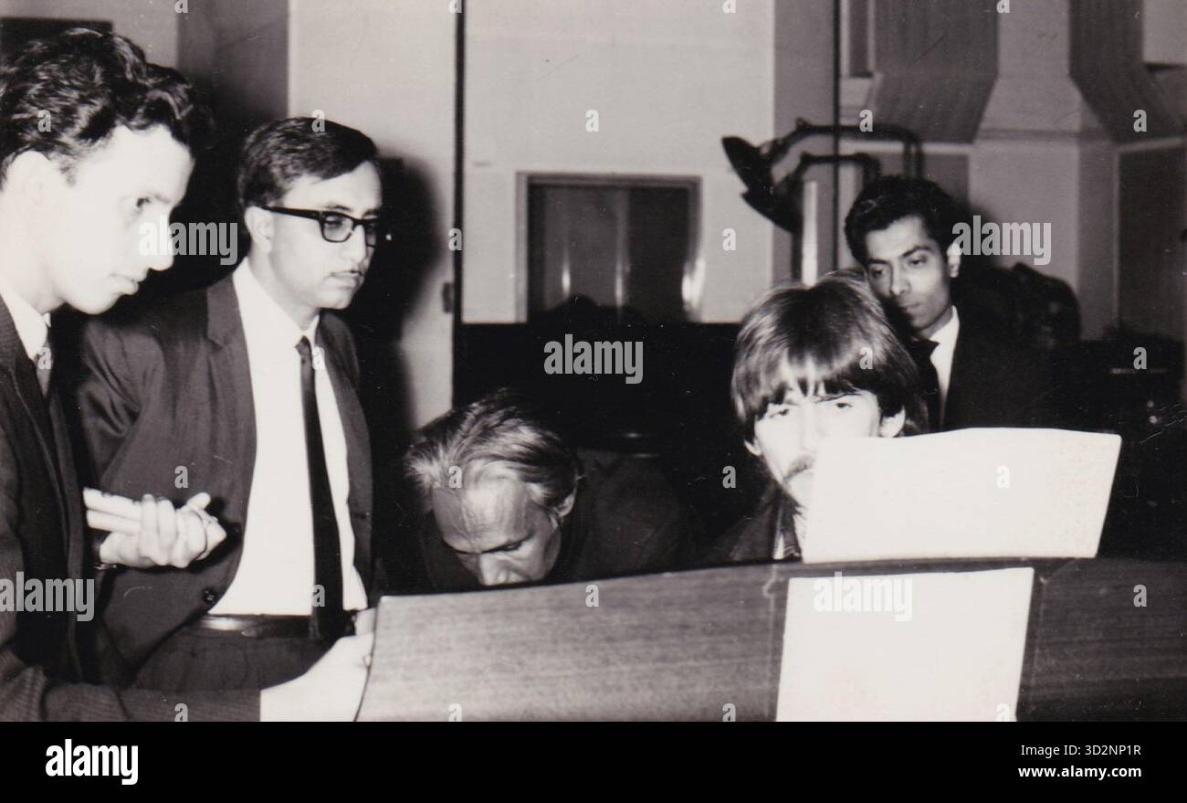 George Harrison de The Beatles Recording 'Within You, Without You' pour l'album Sergeant Pepper avec des musiciens indiens, 1967 Banque D'Images
