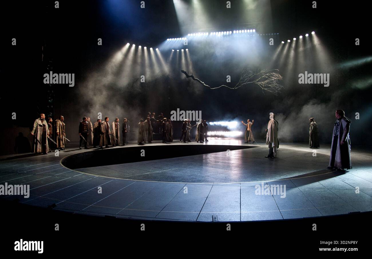 Arrière centre droit : Andrew Scott (Julian) dans EMPEROR AND GALILEAN d'Ibsen au Olivier Theatre, National Theatre (NT), Londres SE1 15/06/2011 dans une nouvelle version de Ben Power design : Paul Brown éclairage : Mark Henderson réalisateur : Jonathan Kent Banque D'Images