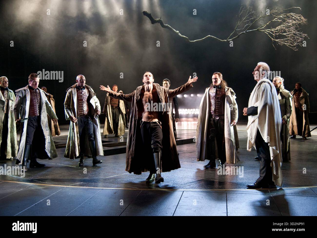 Centre : Andrew Scott (Julian) droite : Richard Durden (Ursulus) dans EMPEREUR ET GALILÉE d'Ibsen au Olivier Theatre, National Theatre (NT), Londres SE1 15/06/2011 dans une nouvelle version de Ben Power design : Paul Brown éclairage : Mark Henderson réalisateur : Jonathan Kent Banque D'Images