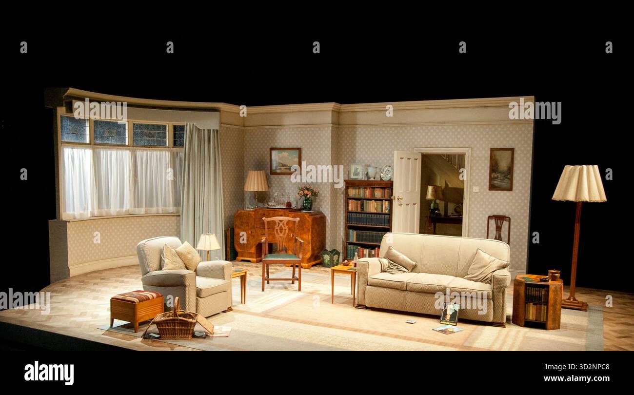 Scénographie pour DEUIL par Mike Leigh au Cottesloe Theatre, National Theatre (NT), Londres SE1 21/09/2011 design : Alison Chitty éclairage : Paul Pyant réalisateur : Mike Leigh Banque D'Images