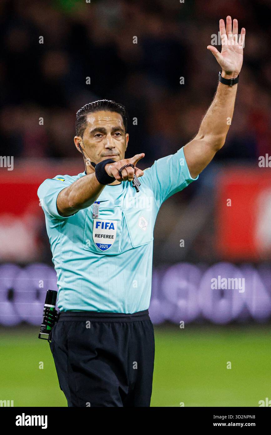 Utrecht, pays-Bas. 02 novembre 2025. UTRECHT, PAYS-BAS - 2 NOVEMBRE : arbitre Serdar Gozybuyuk pointant lors du match néerlandais Eredivisie entre le FC Utrecht et le NEC Nijmegen au Stadion Galgenwaard le 2 novembre 2025 à Utrecht, pays-Bas. (Photo de Broer van den Boom/Orange Pictures) crédit : Orange pics BV/Alamy Live News Banque D'Images