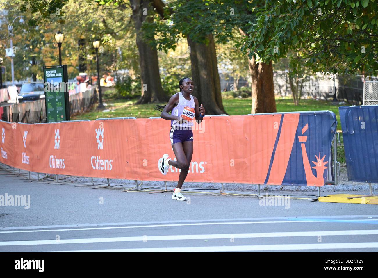 2 novembre 2025, %G, New York, USA : (NOUVEAU)le marathon de New York 2025. 2 novembre 2025, New York City, New York, États-Unis la course est organisée par les New York Road Runners et a lieu chaque année depuis 1970. La course a lieu le premier dimanche de novembre et attire des compétiteurs professionnels et amateurs du monde entier. Le premier marathon de New York a eu lieu il y a 55 ans, le 13 septembre 1970, organisé par Fred Lebow qui était alors président des New York Road Runners. Depuis lors, le marathon de New York continue d'être le marath de course à pied le plus grand et le plus populaire Banque D'Images