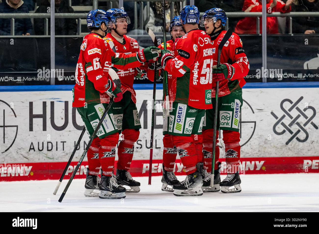 Augsburg, Deutschland. 02 novembre 2025. Die Augsburger bejubeln mit Donald D.J. Busdeker (Augsburger Panther, #14) dessen Tor zum 4 :1 GER, Augsburger Panther v. Schwenninger Wild Wings, Eishockey, DEL, 17. Spieltag, saison 2025/2026, 02.11.2025. Foto : Eibner-Pressefoto/Heike Feiner crédit : dpa/Alamy Live News Banque D'Images