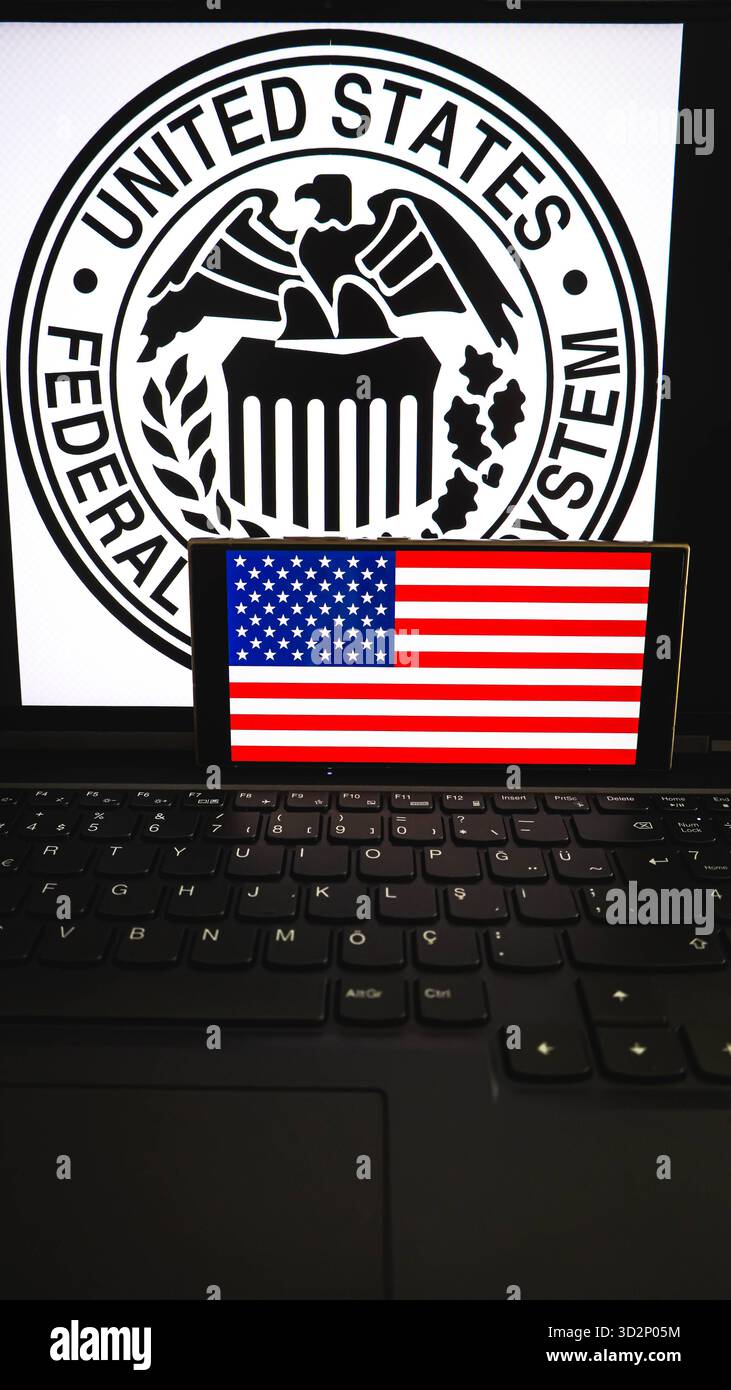 Un smartphone affichant le drapeau des États-Unis est montré devant un écran d'ordinateur Un smartphone affichant le drapeau des États-Unis est montré devant un écran d'ordinateur avec le logo du système de la réserve fédérale Izmir Konak Turquie Copyright : xx DSC03169 Banque D'Images