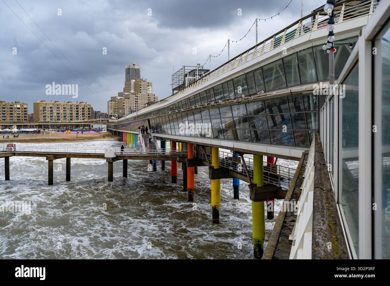 Piliers de soutien colorés sous la jetée de Scheveningen, la Haye Banque D'Images