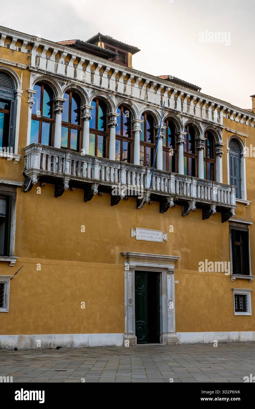 Loggia de premier plan sur Palazzo Loredan à Campo Santo Stefano, Venise, Italie. Banque D'Images