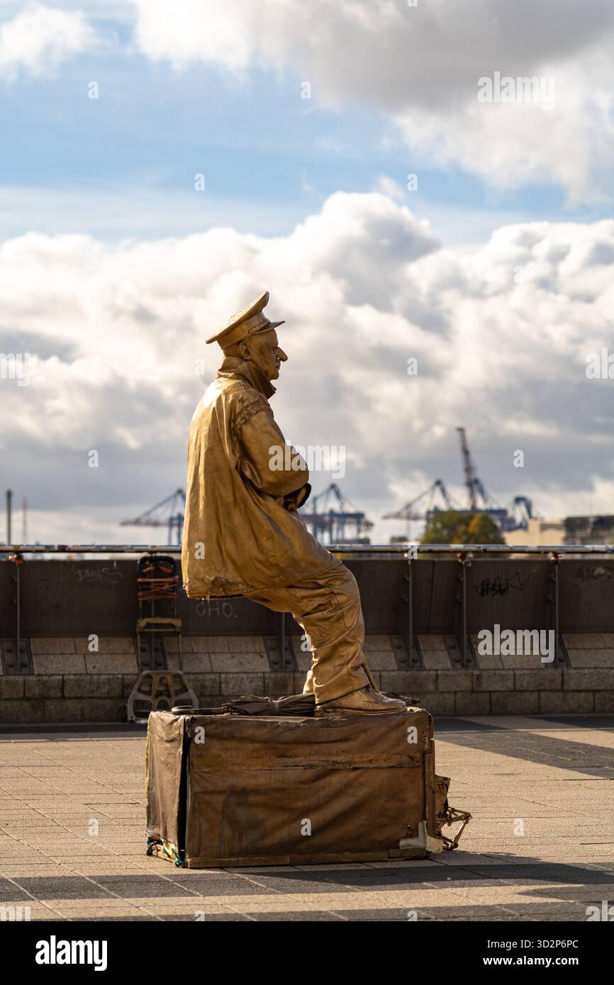 Statue vivante artiste de rue dans le port de Hambourg, 10.10.2025, Allemagne Banque D'Images