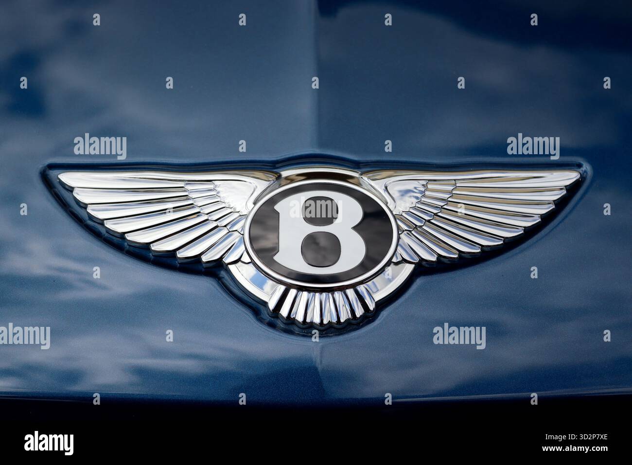 L’emblématique mascotte de bouchon de radiateur volant « B » conçue par l’artiste et sculpteur F. Gordon Crosby a été retenue avec nostalgie sur un VUS Bentley Bentayga actuel. Banque D'Images
