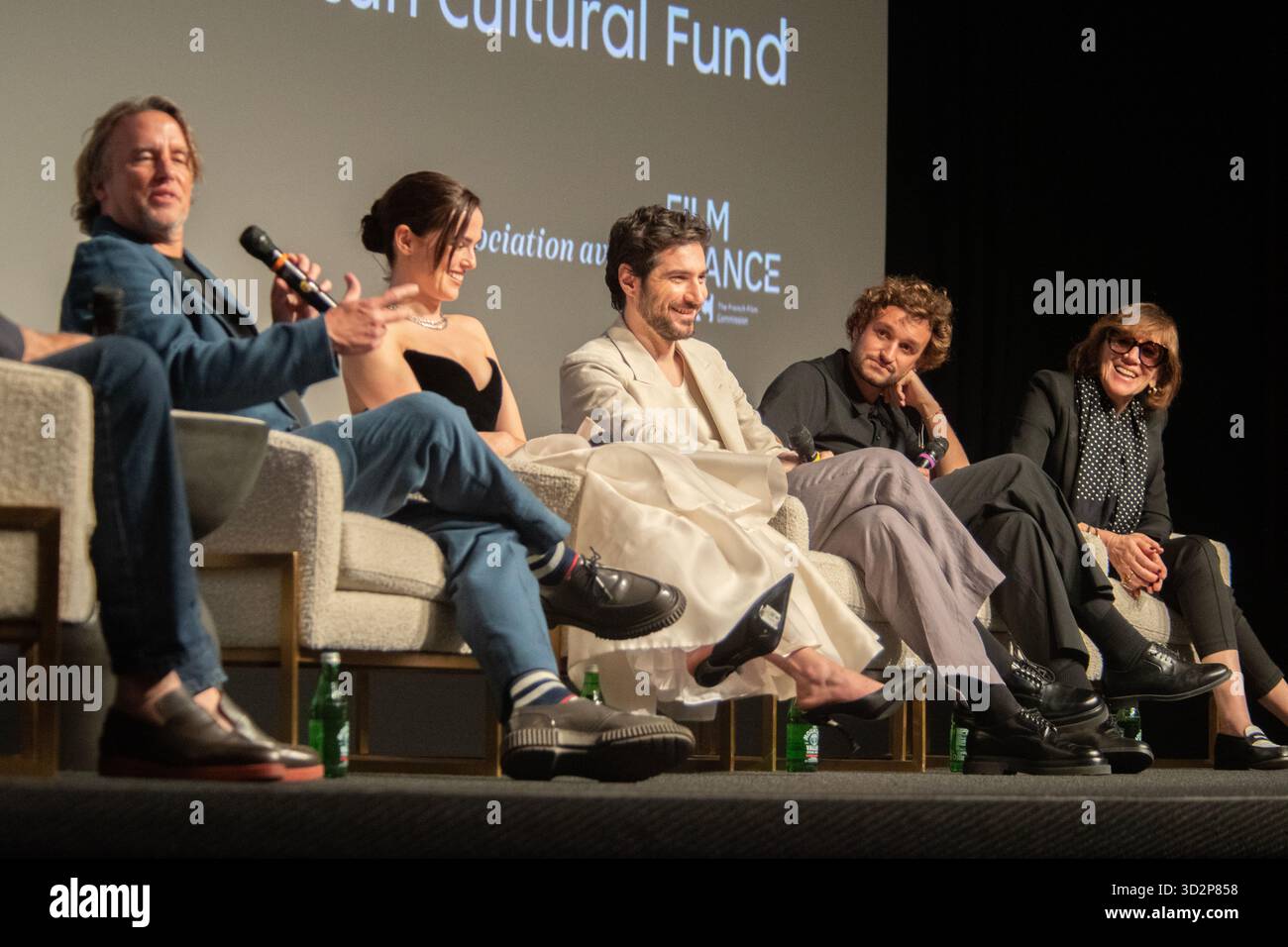 Los Angeles, États-Unis. 31 octobre 2025. 31 octobre 2025, Los Angeles, CA, de droite à gauche : réalisateur Richard Linklater, Zoey Deutch (Jean Seberg) Guillaume Marbeck (Jean-Luc Godard), Aubry Dullin (Jean-Paul Belmondo) et Pauline belle (Suzon Faye). Présentation du film Nouvelle vague au concours American French film Festival. Suivi d'une conversation avec le réalisateur Richard Linklater, les acteurs Guillaume Marbeck et Zoey Deutch (photo Alberto Sibaja/Pacific Press/Sipa USA) crédit : Sipa USA/Alamy Live News Banque D'Images