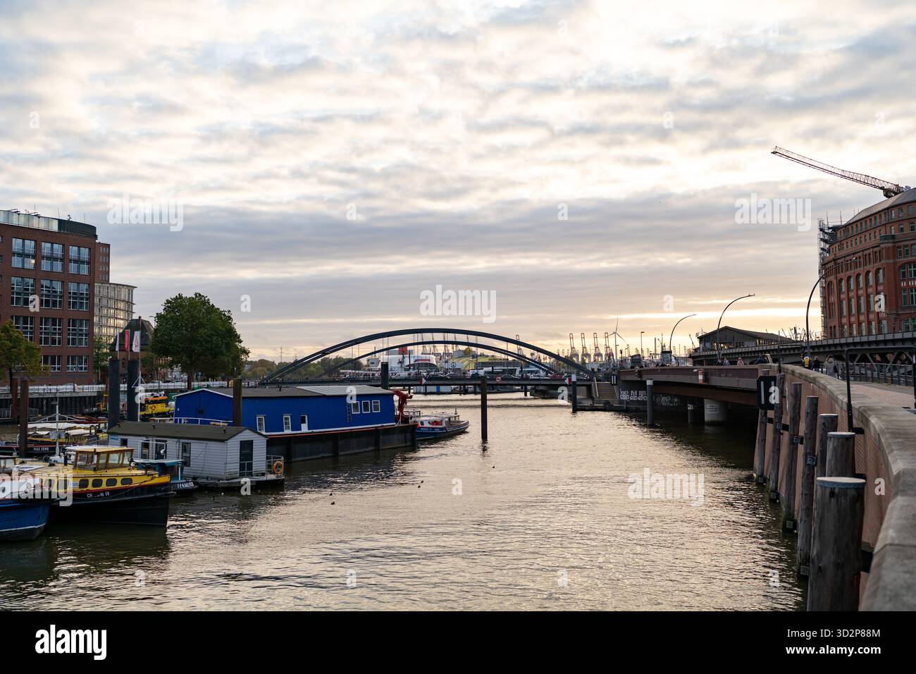 Bateaux et pont dans le port de Hambourg au coucher du soleil, Allemagne, 10.10.2025 Banque D'Images
