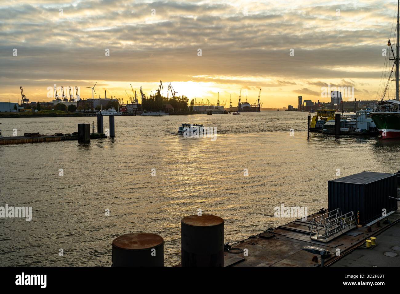Ferry sur l'Elbe au coucher du soleil à Hambourg, Allemagne, 10.10.2025 Banque D'Images