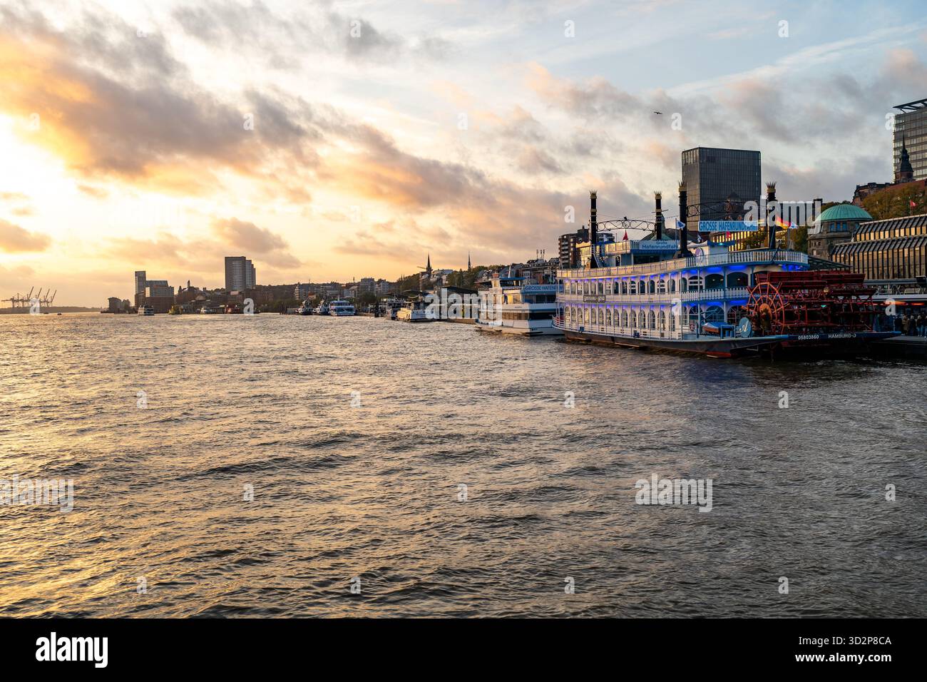 Bateau à aubes sur l'Elbe à Landungsbrücken, 10.10.2025, Hambourg, Allemagne Banque D'Images