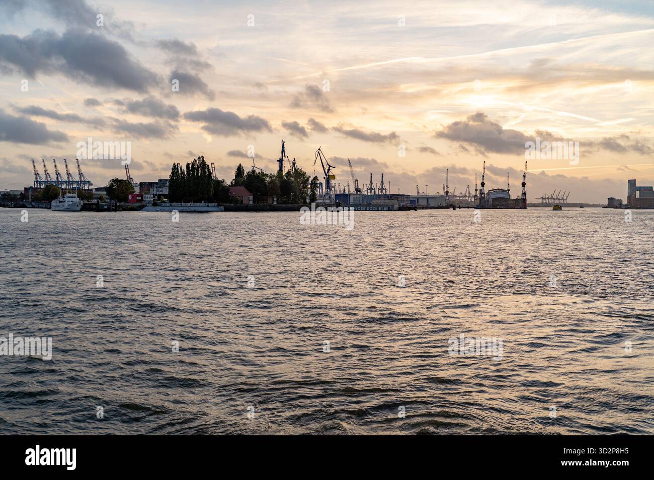 Port de Hambourg avec grues et chantier naval au coucher du soleil, Allemagne, 10.10.2025 Banque D'Images