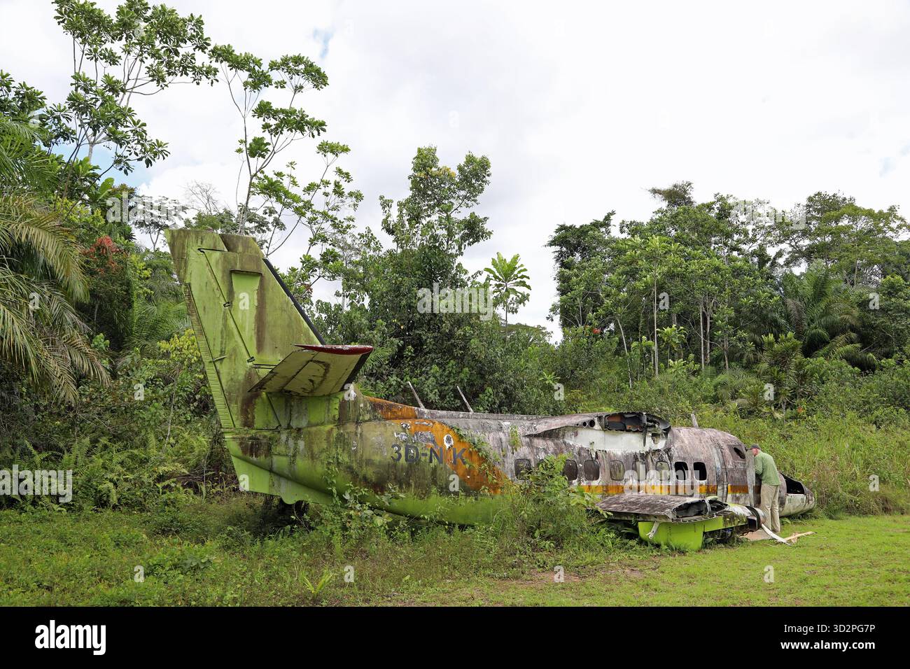 Touriste explorant une épave d'avion en Guinée équatoriale Banque D'Images