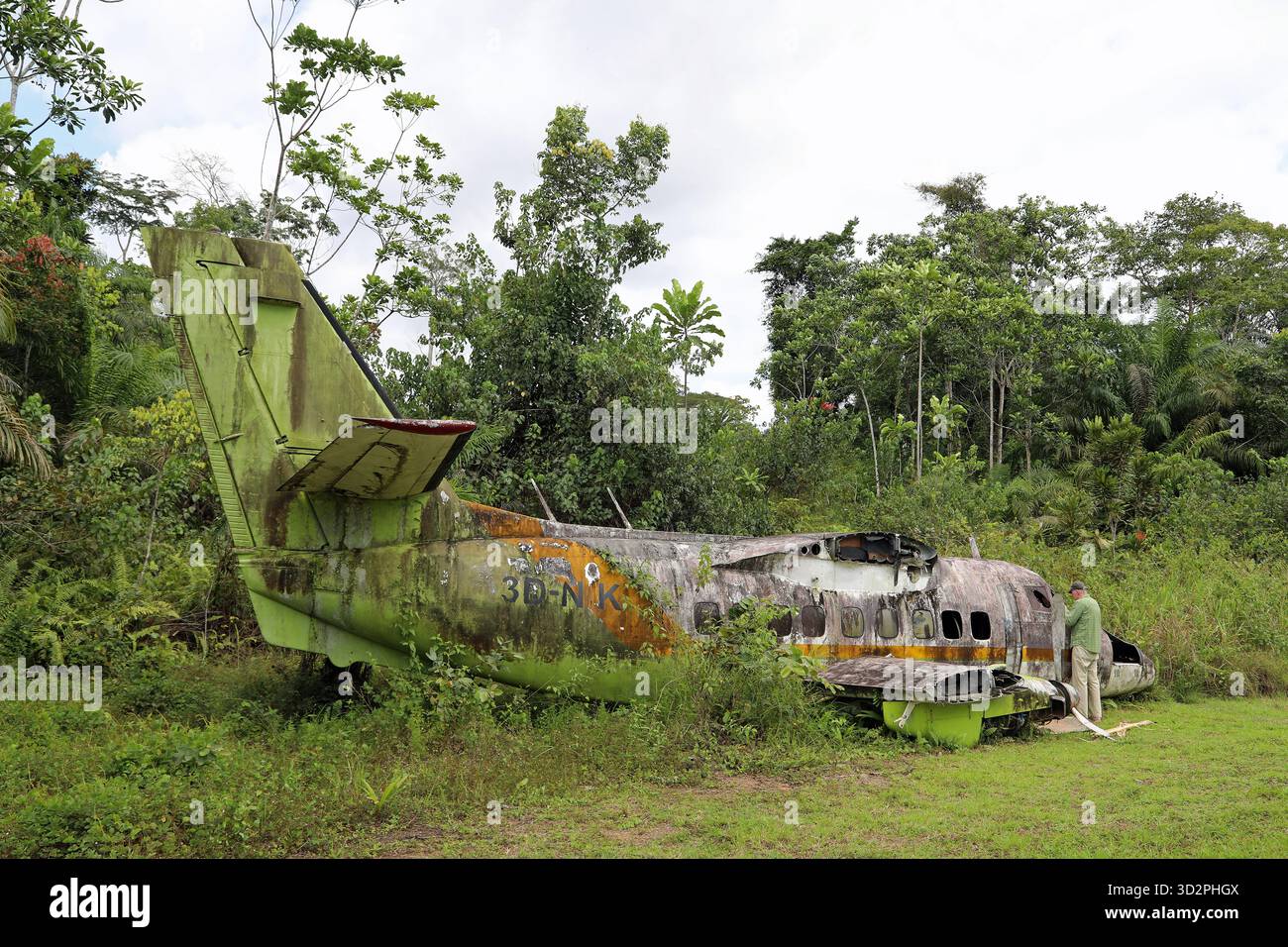 Touriste explorant une épave d'avion en Guinée équatoriale Banque D'Images
