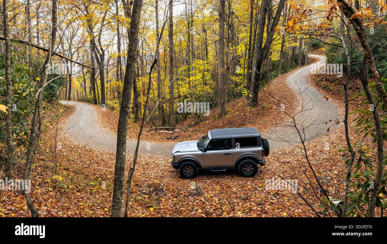 Ford Bronco Big Bend (2 portes) à côté de la route sinueuse dans la forêt nationale de Pisgah - près de Brevard, Caroline du Nord, États-Unis Banque D'Images