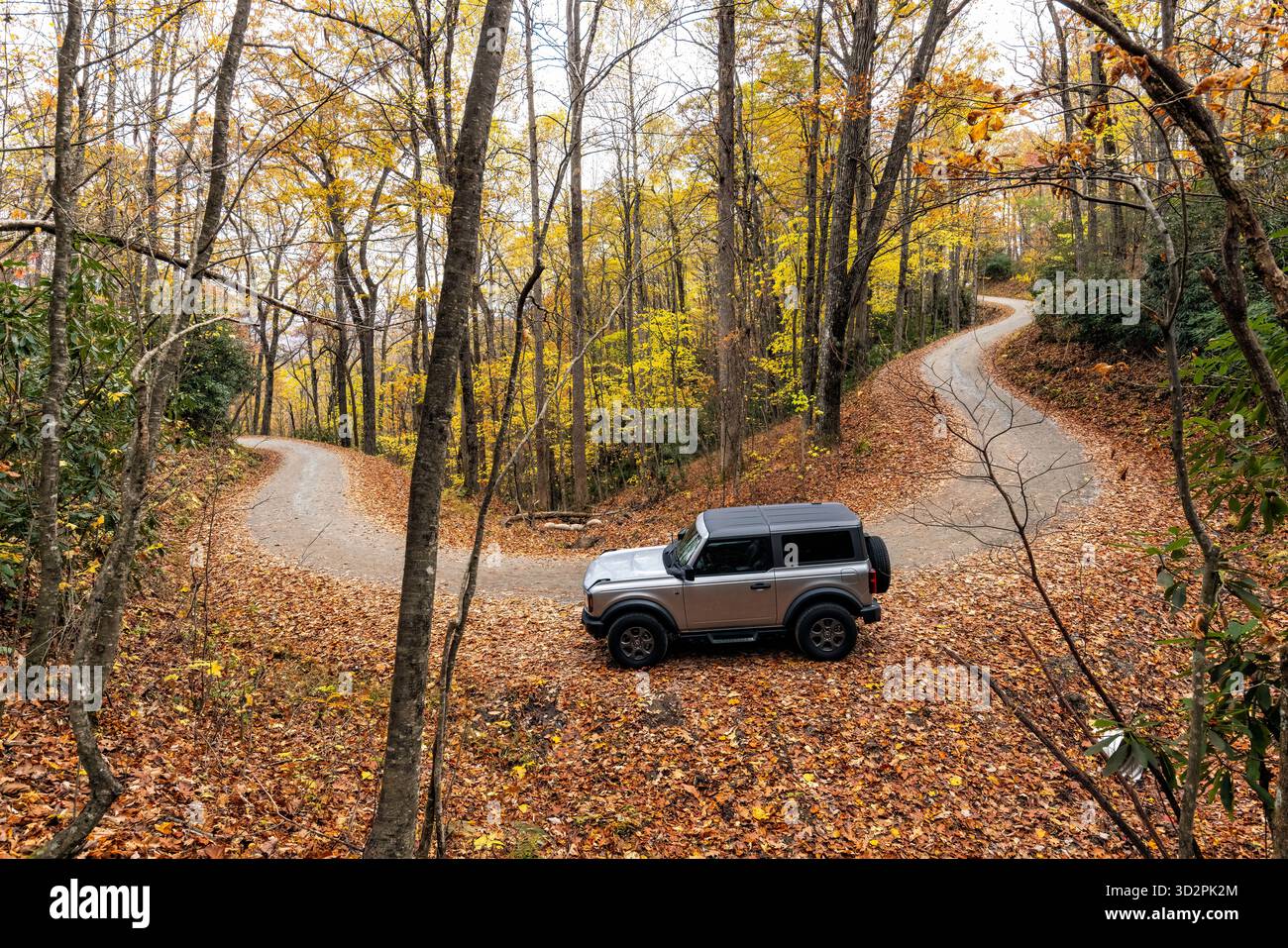 Ford Bronco Big Bend (2 portes) à côté de la route sinueuse dans la forêt nationale de Pisgah - près de Brevard, Caroline du Nord, États-Unis Banque D'Images