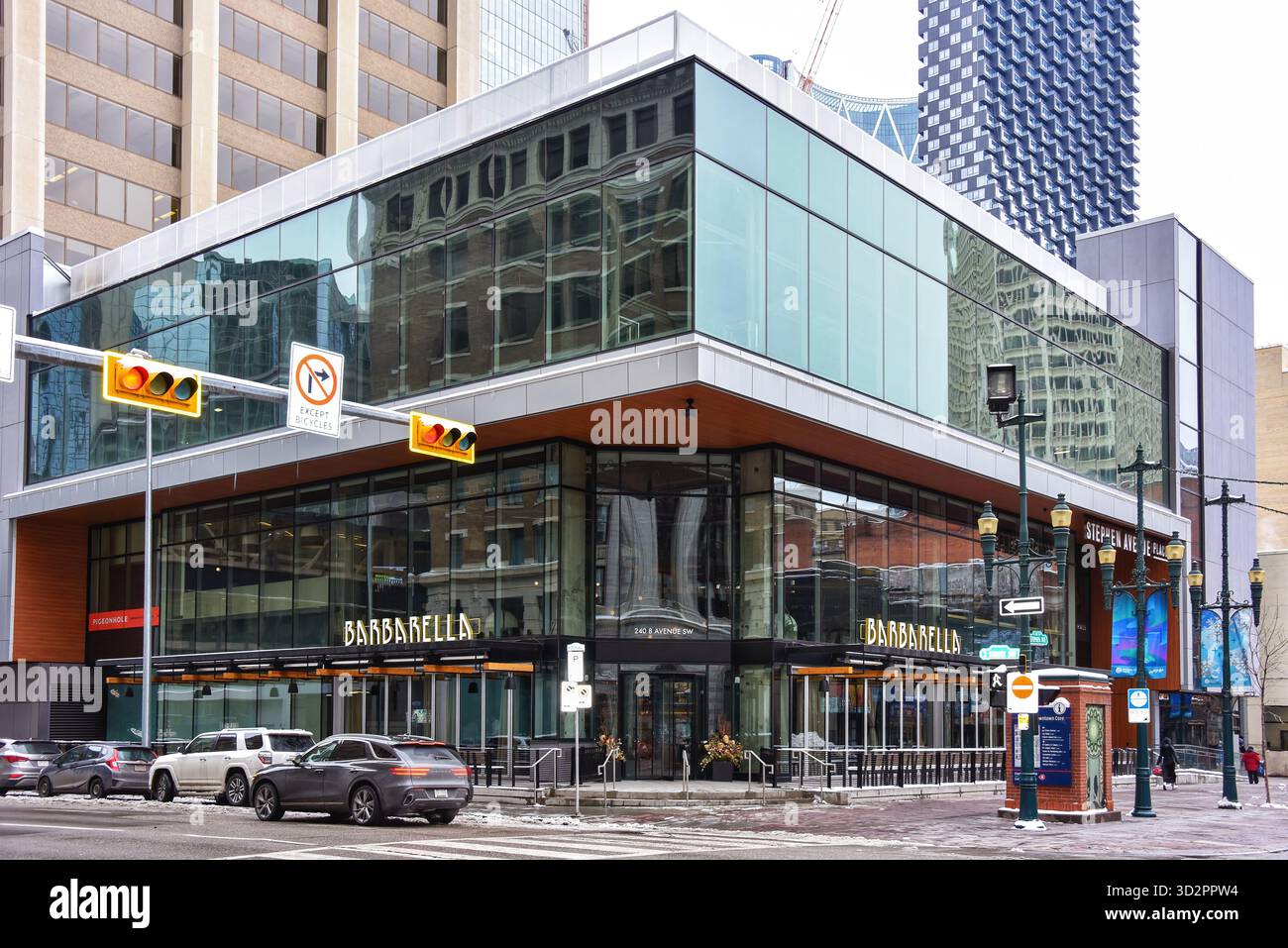 Calgary, Canada - 30 mars 2025 : Barbarella est un restaurant décontracté haut de gamme situé au centre-ville de Calgary et servant une cuisine italienne côtière. Banque D'Images