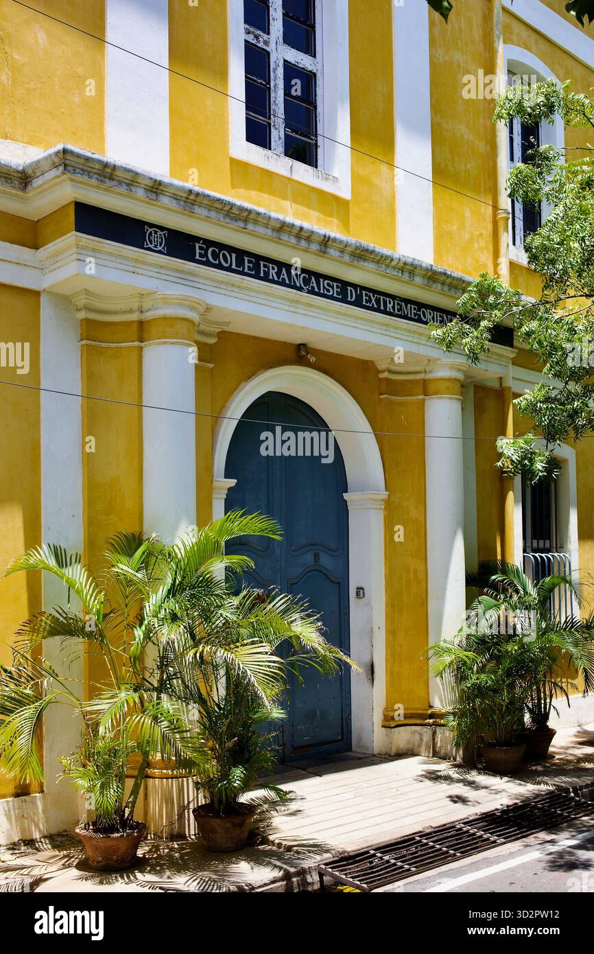 Façade de l’École française d’Extrême-Orient (EFEO) à Puducherry, en Inde, un centre de recherche de l’époque coloniale qui préserve les archives indologiques. Banque D'Images