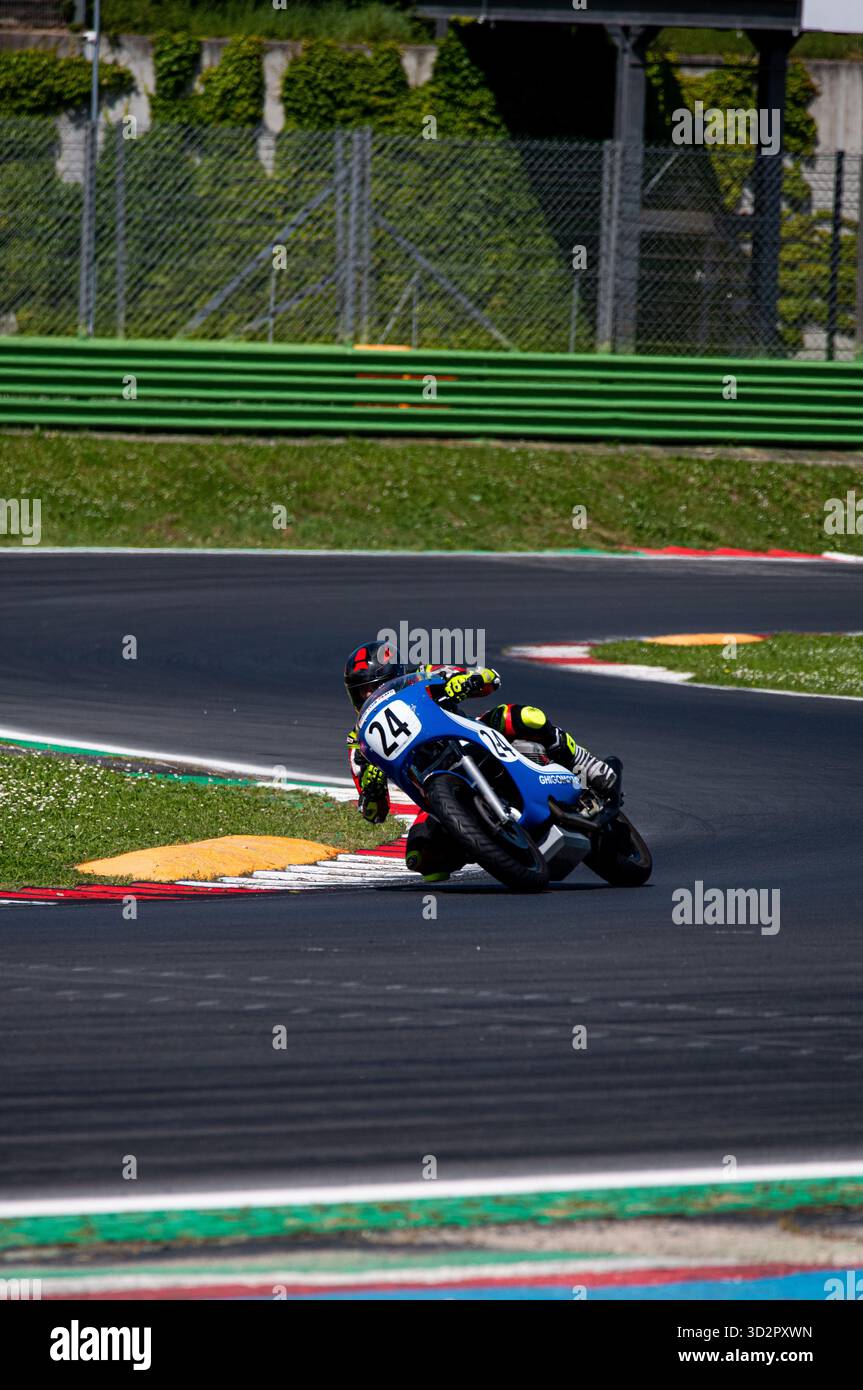 Moto Moto Guzzi en action pendant la course, photographie de sport automobile Banque D'Images
