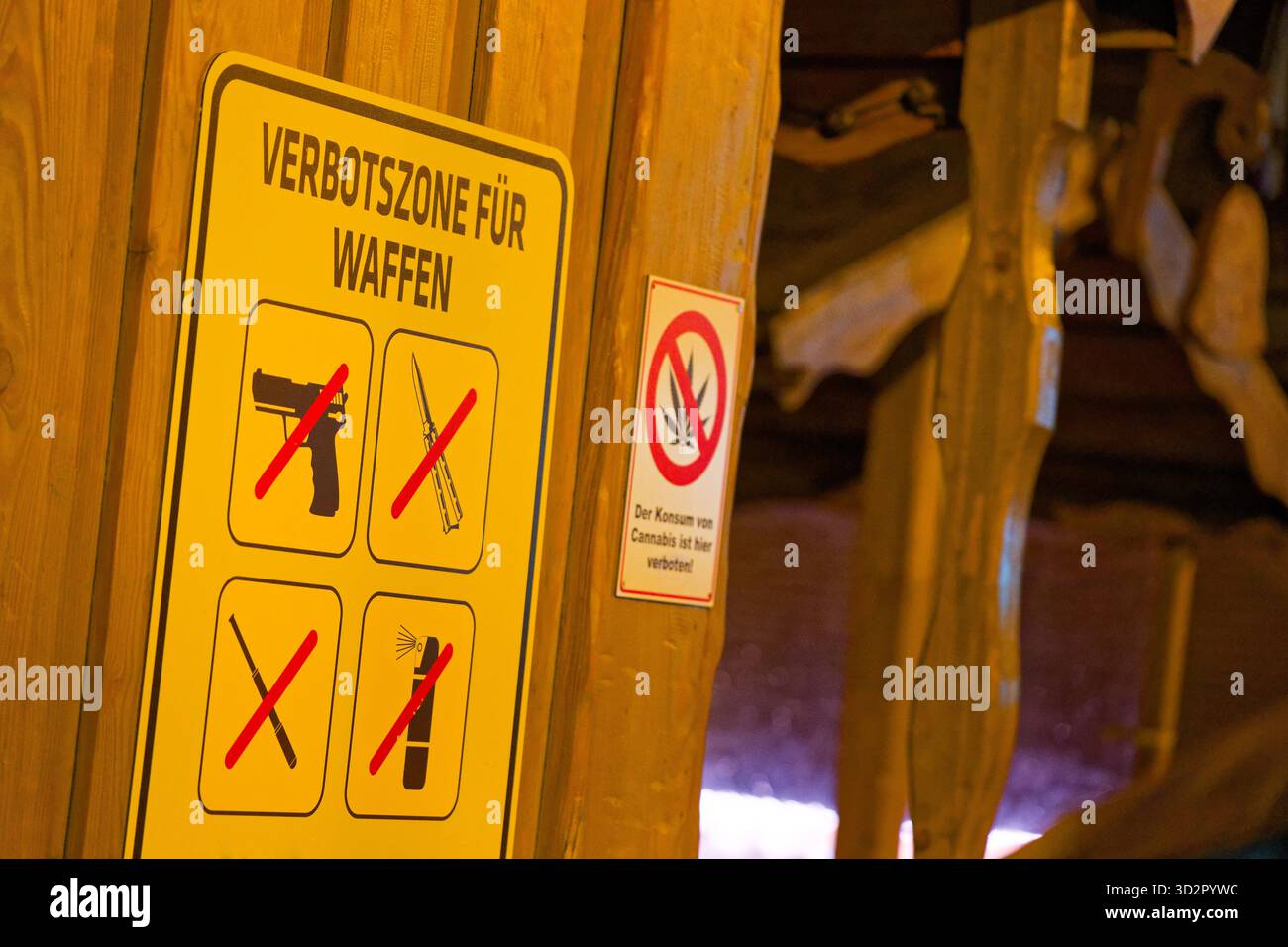 Panneau Verbotszone für Waffen, allemand pour zone d'interdiction d'armes et consommation de cannabis interdite monté sur un mur en bois. Concept de sécurité Banque D'Images