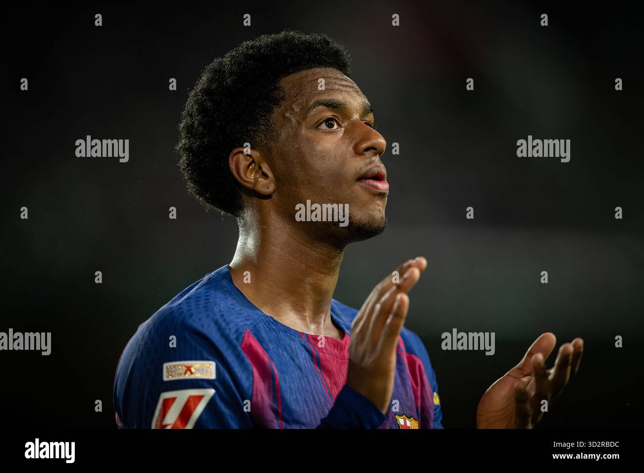 Barcelone, Espagne. 02 novembre 2025. Alejandro Balde (FC Barcelone) fait des gestes lors du match la Liga EA Sports entre le FC Barcelone et Elche CF à Estadi Olimpic LluÌs Companys. Score final : FC Barcelone 3 :1 Elche CF. Crédit : SOPA images Limited/Alamy Live News Banque D'Images