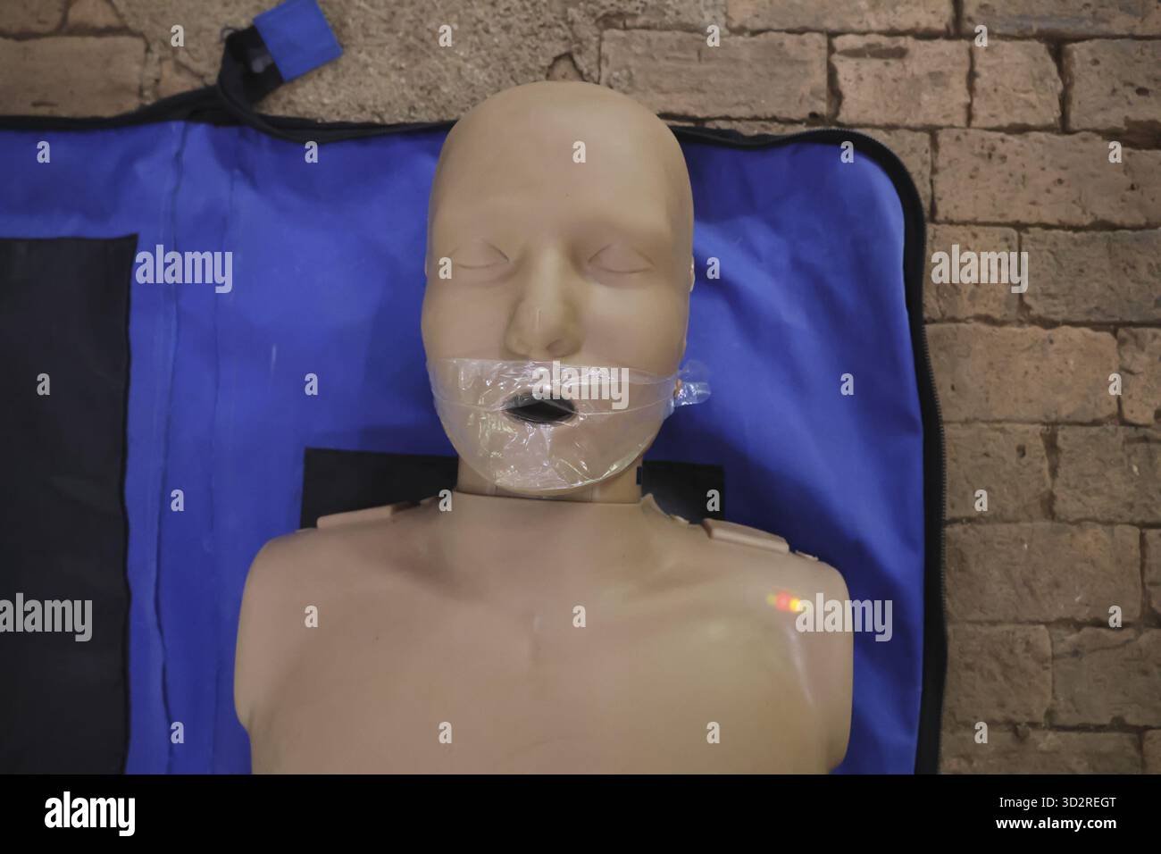 Mannequin de formation à la RCP avec ruban adhésif buccal, prêt à recevoir des instructions médicales d'urgence, à transmettre la préparation et le développement des compétences Banque D'Images