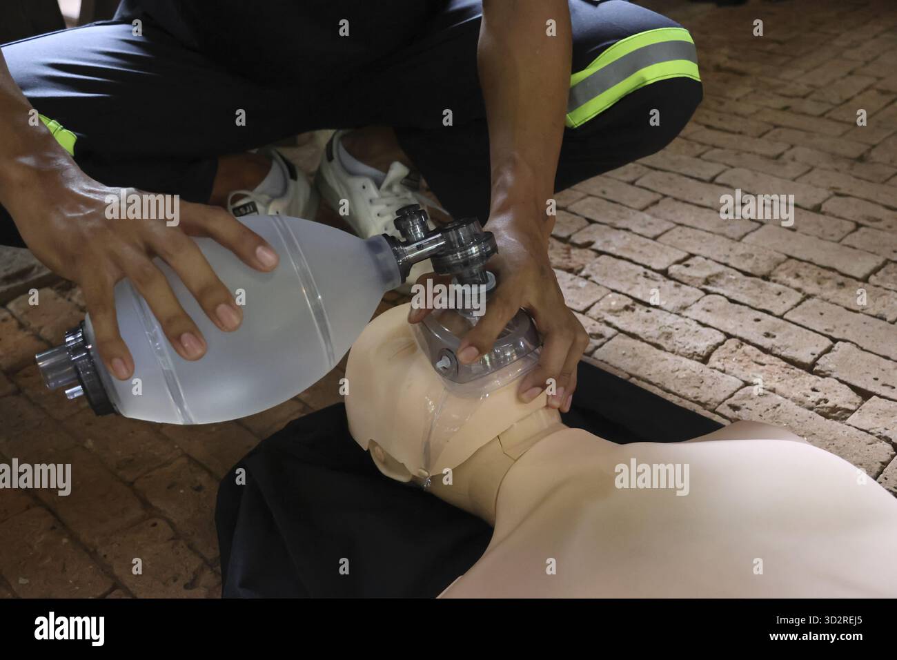 Formation à la RCP mannequin de réanimation formation médicale secourisme assistance respiratoire artificielle secours d'urgence enseignement de la santé apprentissage pract Banque D'Images