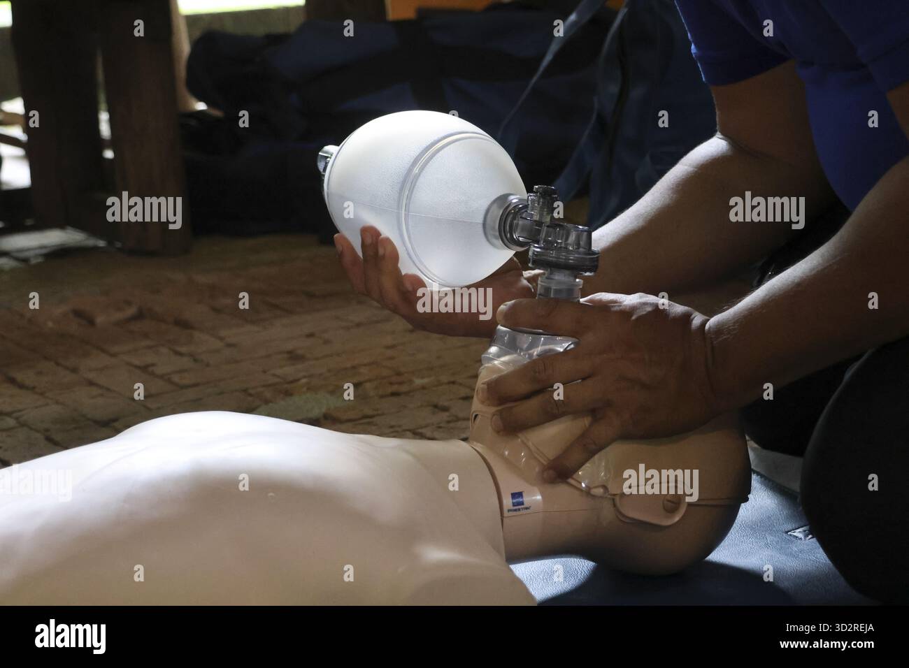 Formation aux premiers soins réanimation respiration artificielle formation médicale mannequin soins de santé sécurité secours respiration pratique médicale ski Banque D'Images