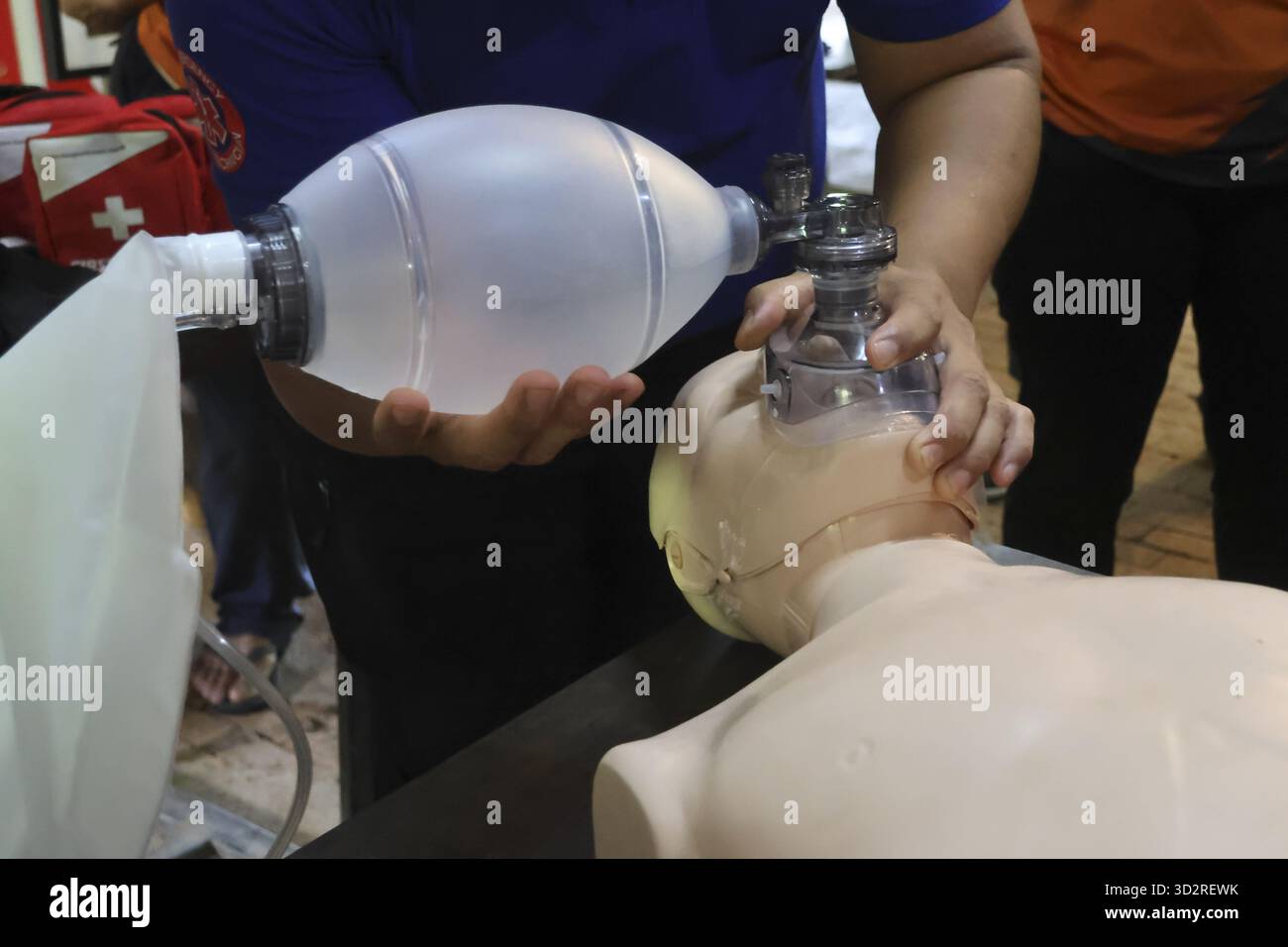 Progrès de la formation à la RCP avec simulateur de simulation de réanimation pratique formation leçon masque respiratoire ASSI Banque D'Images
