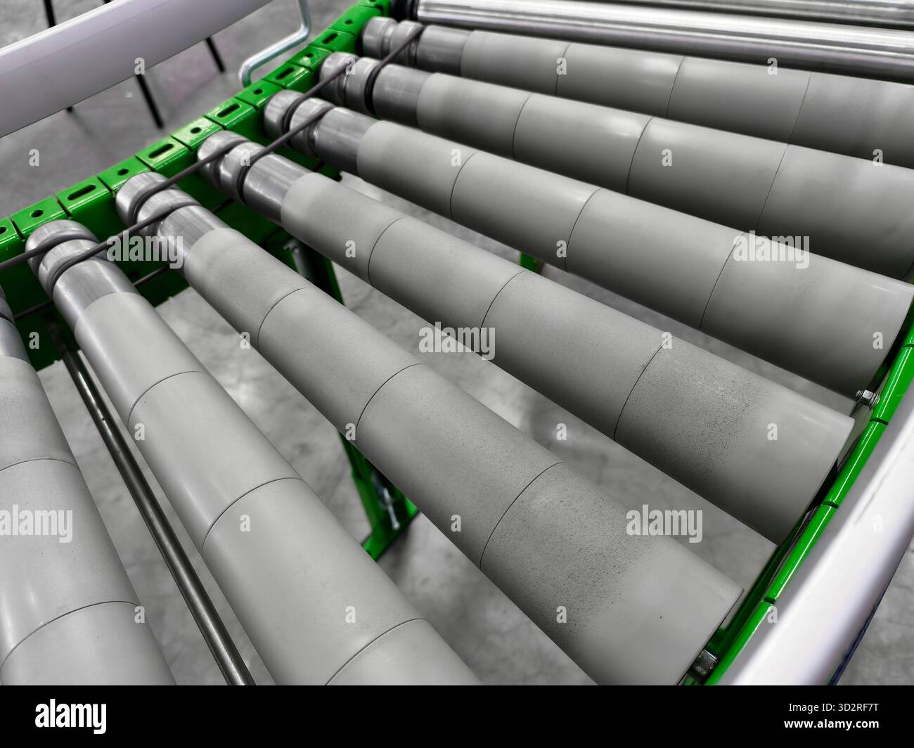 Système de convoyeur à rouleaux utilisé dans les environnements industriels pour des processus de manutention efficaces Banque D'Images