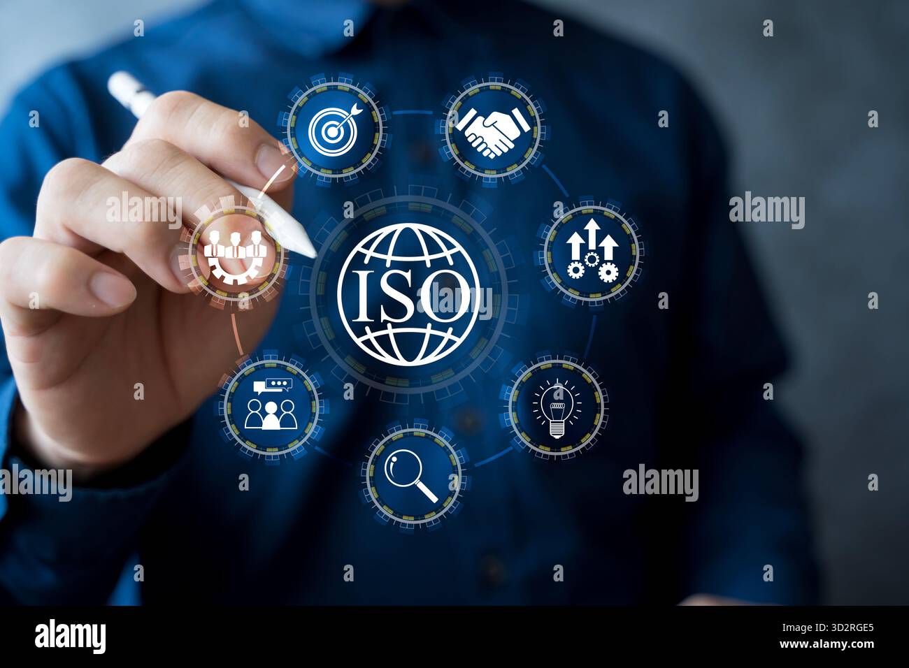 Concept de certification ISO montrant la norme internationale pour le système de gestion de la qualité, l'amélioration des affaires, l'efficacité, la conformité et l'organe mondial Banque D'Images