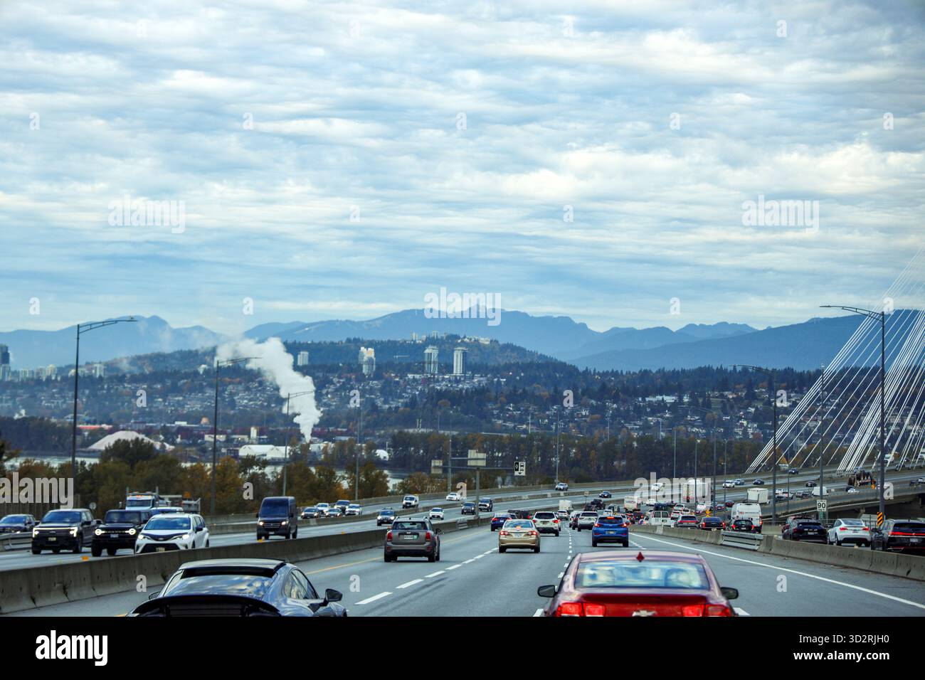 Pont Port Mann et route transcanadienne 1 avec Burnaby Skyline et North Shore Mountains Banque D'Images
