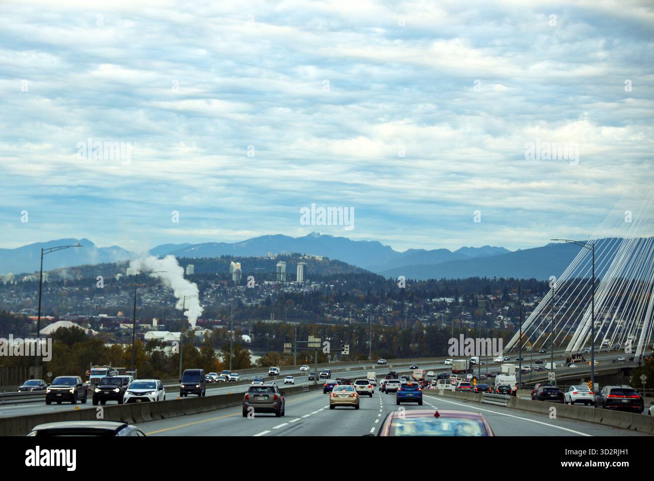 Pont Port Mann et route transcanadienne 1 avec Burnaby Skyline et North Shore Mountains Banque D'Images